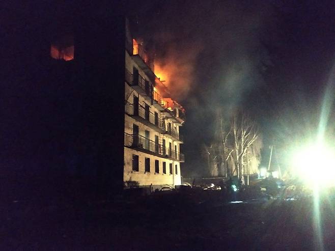 2023년 3월22일(현지시간) 우크라이나 수도 키이우 남쪽 소도시 르지시치우에서 러시아 드론 공격으로 심하게 파괴된 고등학교 건물에서 연기가 치솟고 있다. / 사진=로이터 연합뉴스