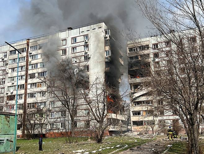 2023년 3월22일(현지시간) 우크라이나 남동부 자포리자에서 러시아 미사일 공격으로 피해를 입은 주거용 아파드 건물 2동에서 연기가 피어오르고 있다. / 사진=로이터 연합뉴스