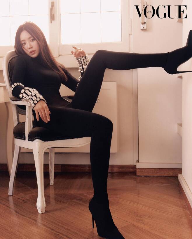 On the 23rd, Vogue Korea released a picture with Actor Son Na-eun on the official SNS.Son Na-eun in the public photo shows off his perfect body wearing a full-length tights costume made of fabric that sticks to his body.Son Na-eun, who is especially proud of his superiority, has a down-side to the leggings goddess.On the other hand, Son Na-eun recently showed the charm of splashing in the JTBC drama Agency, which was popular recently, as SNS general manager of VC planning and strong gold spoon.Photo = Vogue Korea