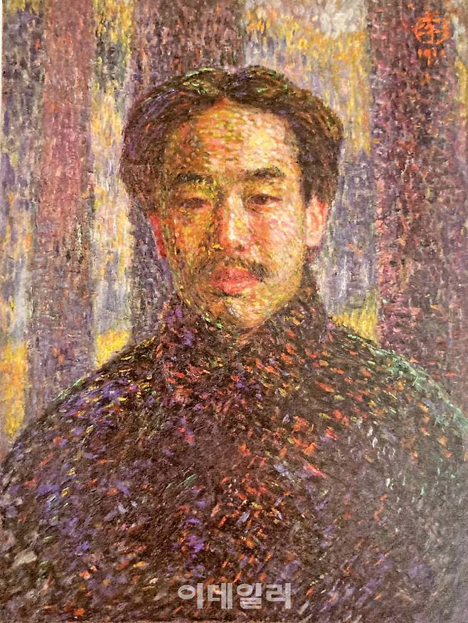 리수퉁의 ‘자화상’(1911). 1905년 일본으로 건너간 리수퉁이 도쿄미술학교에서 5년간 수학하고 졸업작품으로 제출한 그림이다. 중국인이 그린 첫 서양화로 꼽힌다. 서양화로 그린 자화상으로도 처음이다. 그리는 대상의 비례·형태를 정확하게 잡고, 경직된 화면을 밝은 색으로 풀어내는 등, 당시 도쿄미술학교에서 공부한 유학생들이 그랬듯 스승 구로다 세이키의 영향을 받은 ‘일본식 서양화풍’이 보인다. 인물의 배경에 둔 모자이크식 바탕은 신인상주의 방식을 적용한 리수퉁의 ‘실험’이다. 캔버스에 유채, 60.6×45.5㎝, 일본 도쿄예술대 소장.