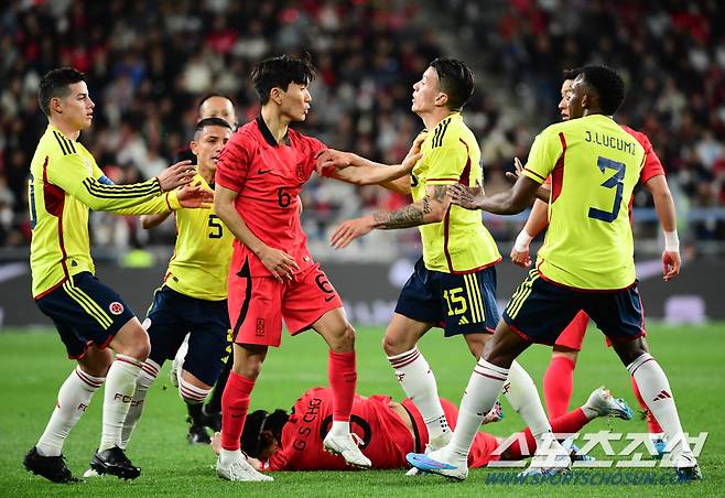 클린스만 감독이 이끄는 축구국가대표팀과 콜롬비아의 평가전이 24일 울산문수경기장에서 열렸다. 대한민국 황인범이 콜롬비아 유리베 빌라와 거친 몸싸움을 벌이고 있다. 울산=최문영 기자 deer@sportschosun.com/2023.03.24/