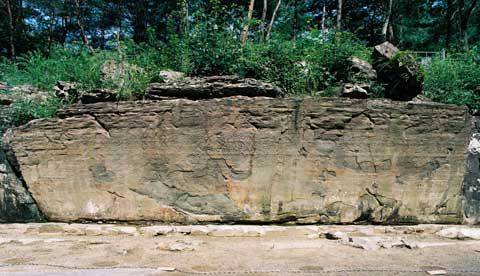 울산 울주군의 천전리 각석. 울산에 두 점 있는 국보 가운데 하나다. 청동기시대의 암각화와 신라시대의 다양한 명문이 새겨져 있다.