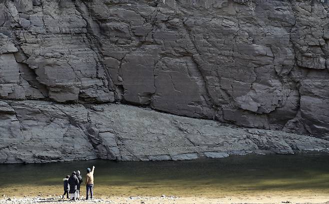 2월 17일 오후 울산시 울주군 언양읍 대곡리에 위치한 국보 제285호 반구대 암각화에서 근접관람을 신청한 관광객들이 암각화를 바라보고 있다. 올해로 발견 50주년을 맞는 반구대 암각화는 문화재청으로부터 유네스코 세계유산 우선등재 추진 목록에 선정됐다. /뉴스1