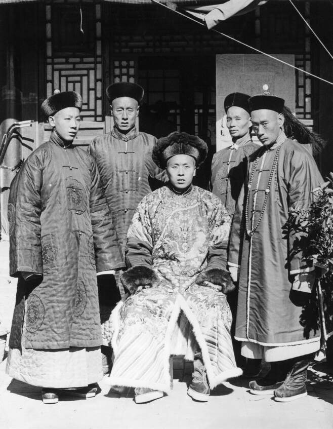 하인, 고문과 함께 있는 만주 귀족, 베이징 1901~1902. 너머북스 제공
