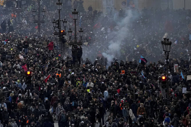 프랑스 연금개혁 반대 시위대가 23일(현지시각) 프랑스 파리에서 연금개혁 반대 행진을 하고 있다. 파리/AP 연합뉴스
