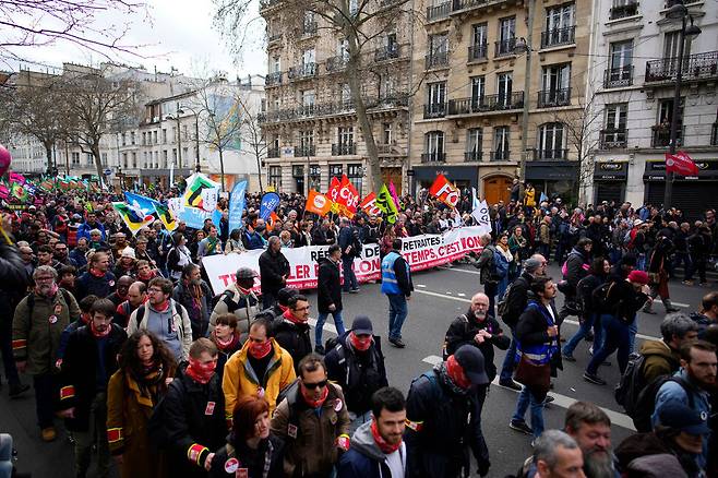 프랑스 연금개혁 반대 시위대들이 23일(현지시각) 파리에서 마크롱 정부의 연금개혁 반대를 외치며 행진하고 있다. 파리/신화 연합뉴스