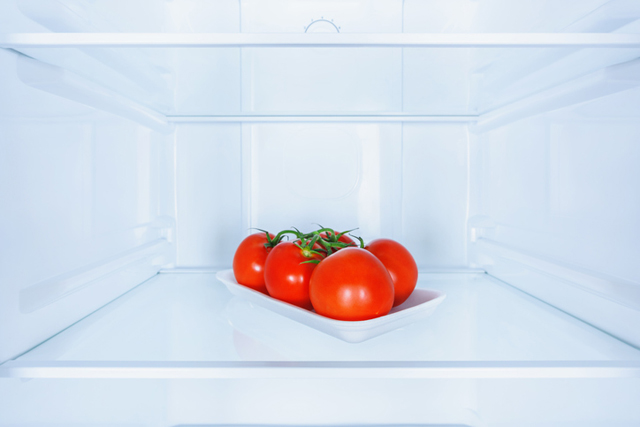 토마토를 냉장 보관하면 숙성이 멈추고 표면이 쭈글쭈글해지면서 당도가 떨어지므로 상온에 보관하는 게 좋다./사진=게티이미지뱅크