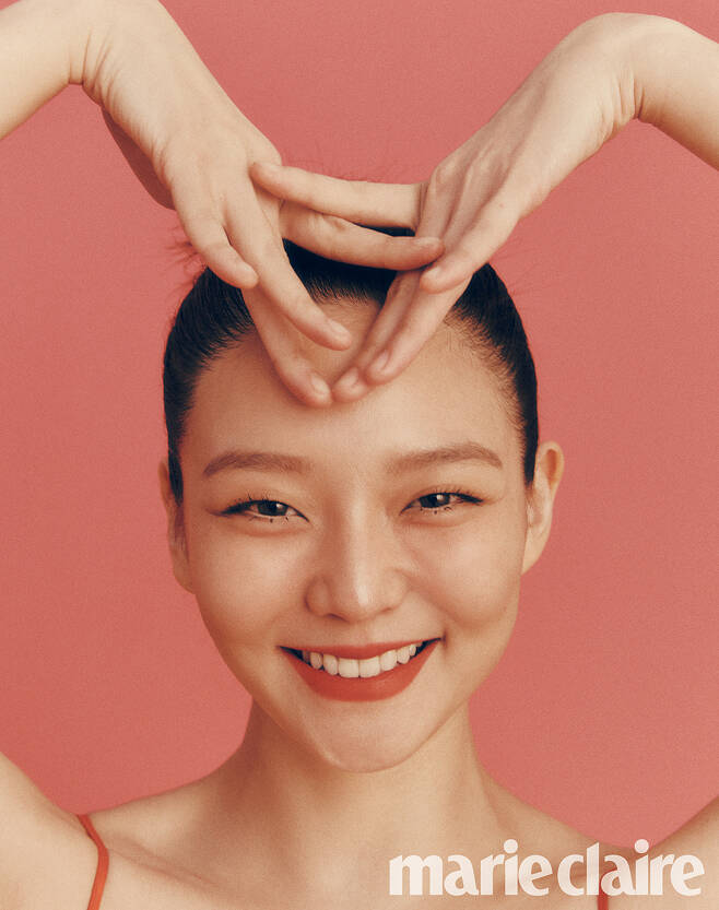 Actress Esom has released a photo book with unique charm.MK ENT at the Netflix movie Kill Boksoon  ⁇ , which is scheduled to be released on the 31st. Esom, who played the role of director Cha Min-hee and announced the meeting with viewers, revealed his unique presence through Marie Claires picture.In an interview with the photo shoot, Esom said, The aura of my career and experience that my esteemed seniors have made is a point I can not reach.I wanted to see how the seniors played in the field, and there were many moments I just wanted to be with. Esom, who expressed his respect for his senior actors, also answered questions about the joy of living as an actor in the movie.He said, I feel very good when I look around the scene while acting, he said. It is time to look at how many people do their best and do their best for this work.IMBC  ⁇  Photo by Marie Claire