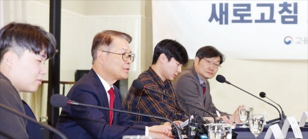 이정식 고용노동부 장관(왼쪽 두 번째)은 지난 22일 서울 을지로 프레지던트호텔에서 MZ노조로 불리는 새로고침노동자협의회와 간담회를 했다.  /임대철 기자