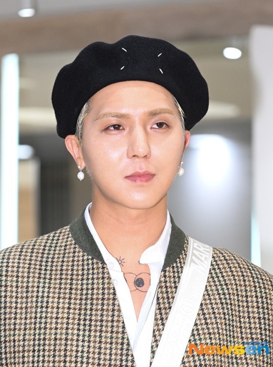 Song Min-ho, a member of the group Winner, will perform the Duty of Korea Military from today (24th).Song Min-ho will begin his alternative service as a social worker on March 24.YG Entertainment announced that Song Min-ho will start alternative service as a social worker from 24th, and there will be no separate on-site event to prevent safety accidents caused by congestion.I would like to ask for your warm encouragement so that Song Min-ho can return to Korea Military Duty and return healthy.However, I did not inform you of the reason for serving as a social worker, not an active Enlisted.Some of them have raised concerns about his past Panic disorder.Song Min-ho said in March last year that he was diagnosed with  ⁇  Panic disorder and bipolar disorder at Channel A He said he was likely to die from the end of 2017, was unable to breathe, fell down and died before he died, and is currently undergoing psychiatric treatment.When I was active, I felt the symptoms for the first time. After the filming, I came out alone and cried without anyone knowing. When the camera turned off, life seemed like a tragedy.I dont think I dont want to talk about it. In a way, I want to be honest with you. I feel like I want you to know me. But I dont have the courage or confidence to do that yet.Also, when I hear that my friend is going to go to work and watch a movie, I want to know how it is possible.Meanwhile, Song Min-ho, who was born in 1993, was enlisted for the third time after Kim Jin-woo and Lee Seung-hoon, who completed military service.