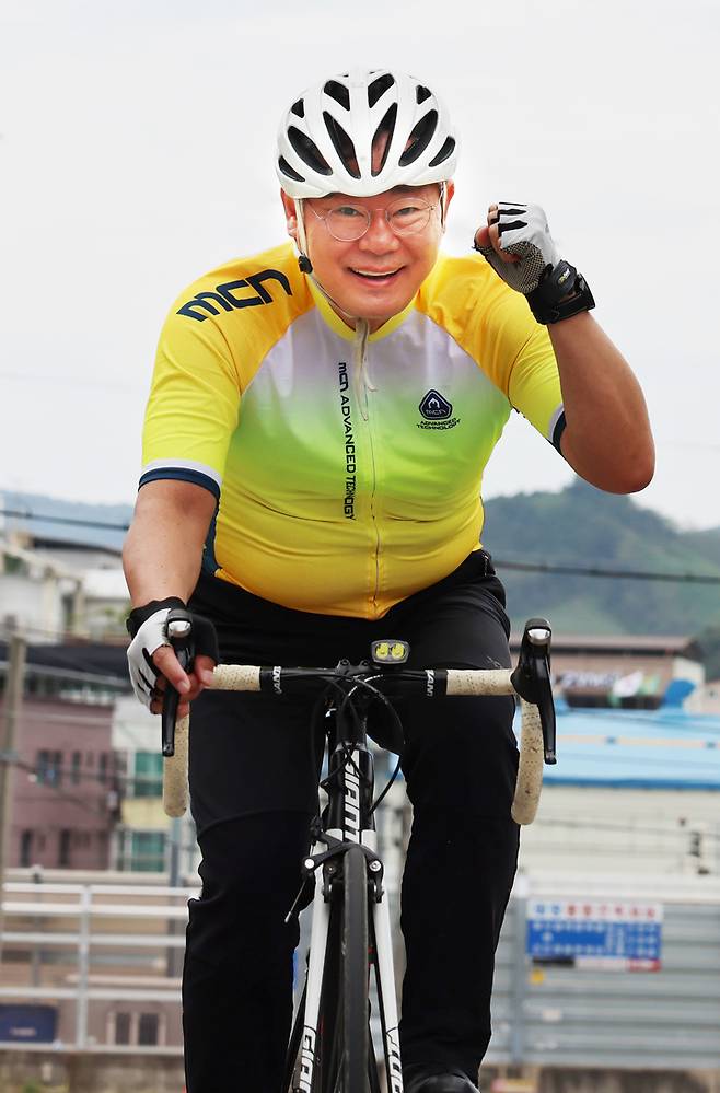 자전거로 출퇴근하는 김재욱 칠곡군수 (사진=칠곡군 제공) *재판매 및 DB 금지