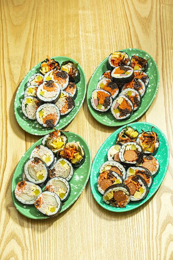 왼쪽 위부터 시계방향으로 참치 김밥, 든든 김밥, 소시지 김밥, 묵은지참치 김밥. 속이 알차다.