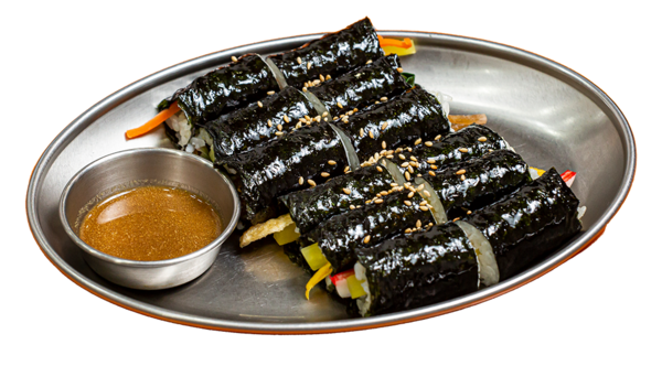 꼬마 김밥. 양념에 찍어 먹어야 한다.