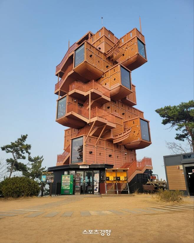 해상케이블카가 연결된 이순신 장군의 ‘상유십이’를 형상화한 건물. 사진|강석봉 기자
