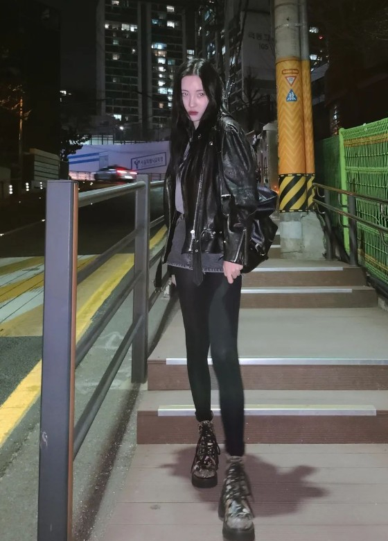 Sunmi posted several photos on her Instagram on Monday, along with eye-shaped emojis.The photo shows Sunmi wearing a mini skirt and a black leather jacket. Sunmi pulled out the black chic look perfectly with each Sunmi and dreamy atmosphere.On the other hand, Sunmi released a collaboration song Fire is off with singer Bio through various sound source sites on the 22nd. Fire is off is a retro funky genre that expresses emotion in the 80s and 90s.