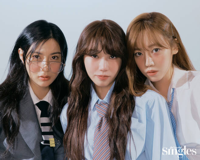 On Monday, lifestyle magazine Singles released a photo of Apinks office look.Apink in the public picture matches the office look of black and white and blue color, showing a sophisticated yet intelligent atmosphere and showing the appearance of a career woman.When the filming begins, Chuck chucks, and the five members show the perfect breathing, and the staff of the filming staff admired it.Apink has been crying and laughing for the past 12 years, shining like diamonds and hardening. As a 13-year longevity group, it is still enthusiastically loved. I met fans and members well.Eunji also said, Apink fans are rumored to have good manners and respect the boundaries between artists and fans.I am a fan, but I am really proud and proud. Apink is set to make a comeback with its tenth mini-album SELF. Eunji said, This album was filled with bright and hopeful messages for a long time. I tried to capture a lot of Apinks original colors, raising expectations for the album.Lantern also said, I realized the importance of the stage by resting the stage for about two years because of COVID-19.Especially, this tour concert is a group overseas performance for a long time, so I prepared a lot of events that can be done with wonderful stage and fans. On the other hand, Apinks new song SELF will be released on various music sites on April 5 at 6 pm.