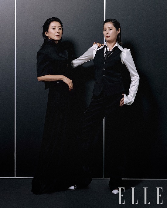 Photos of actors Kim Hee-ae and Moon So-ri have been released.Actors Kim Hee-ae and Moon So-ri of Netflix series Queen Maker recently filmed with fashion magazine Elle.They did not forget the concept of chemistry of the two actors in the Queen Maker, which emits different colors in the field, and took a remarkable concentration on shooting.After the photo shoot, the interview took place.Kim Hee-ae, who plays hwang do-hee, who is the master of image making and Oh Kyung-sook! As the mayor of Seoul, has fallen into a character called hwang do-hee.He raised the expectation of acting in Queen Maker by saying that the feeling of selling to the bottom of human being came out naturally.Moon So-ri, a human rights lawyer who works with hwang do-hee for the Seoul mayoral election, was confident that he would be able to do well as soon as he received the script.Something I have in Oh Kyung-sook!, But Oh Kyung-sook! Is a much braver and hotter person than me.When asked about each others characters, Kim Hee-ae said, Some people have a sense of improvisation and emotion about Moon So-ri.Above all, it was the role of Oh Kyung-sook!Moon So-ri will be able to have fun in the other tendencies of the two.If hwang do-hee is a person who maintains his straightness but has a fragile aspect, Oh Kyung-sook! Is a solid and flexible person inside.The Netflix series Queen Maker will be released on April 14th.Photos by Elle Korea