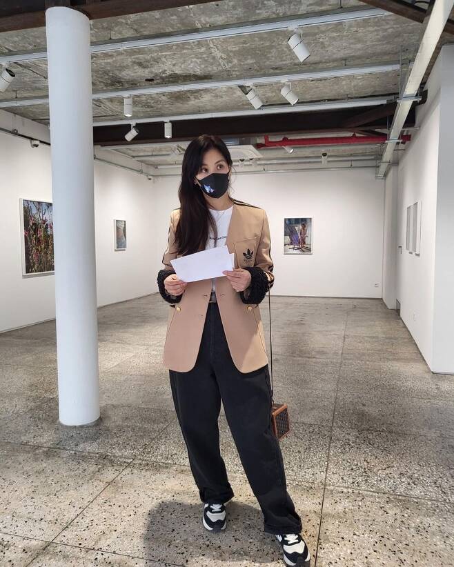 Ko Soyoung posted several photos with the article Outing on the 24th.In the public photos, Ko Soyoung visits a museum and sees pictures.Ko Soyoung showed off her fashionista-like side with a beige-colored jacket and generous fit pants, and her beauty, which cannot be hidden even though she covers her face with a mask, draws attention.In the outing of Ko Soyoung, who comes out with admiration, the netizens responded to Explosion of joy even when wearing a mask and Fruit of my sister.On the other hand, Ko Soyoung married actor Jang Dong-gun in 2010 and has one male and one female. Ko Soyoung recently announced the appearance of Gosoyoung to see flowers and announced the broadcast Come back.Go to Flowers, Soyoung is a Reality show where Ko Soyoung transforms into a florist and makes flowers for various stories.Photo by Ko So Young