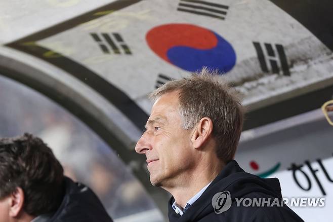 한국 대표팀 감독 데뷔전 앞둔 클린스만 (울산=연합뉴스) 신현우 기자 = 24일 오후 울산 문수축구경기장에서 열린 대한민국 대 콜롬비아 축구 대표팀의 평가전에 앞서 위르겐 클린스만 감독이 경기 시작을 기다리고 있다. 2023.3.24 nowwego@yna.co.kr