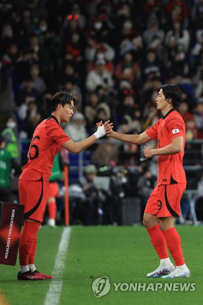 조규성과 교체하는 오현규 (울산=연합뉴스) 김도훈 기자 = 24일 오후 울산 문수축구경기장에서 열린 대한민국 대 콜롬비아 축구 대표팀의 평가전에서 오현규가 조규성과 교체 투입되고 있다. 2023.3.24 superdoo82@yna.co.kr