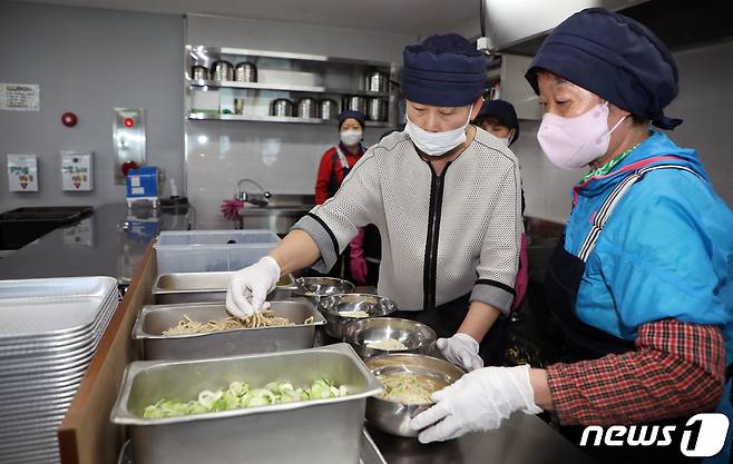 23일 광주 서구 양동전통시장 내 위치한 양동천원국시에서 노인 일자리 참여자들이 국수를 만들고 있다. 2023.3.23/뉴스1 ⓒ News1 이수민 기자