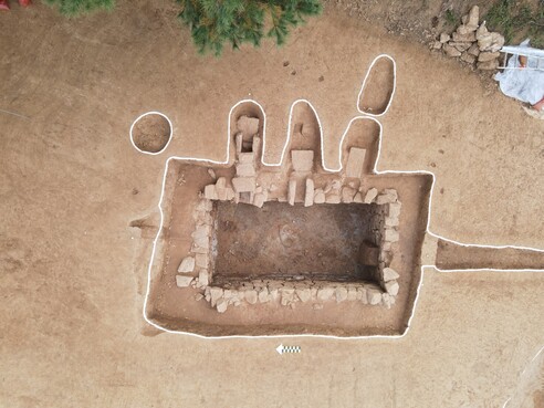 최근 전북문화재연구원이 익산 서동공원 신축터에서 발견한 백제시대의 석축저온저장고를 위에서 내려다본 모습. 가장 위쪽에 세 개의 통기구가 또렷하게 드러나 있다.