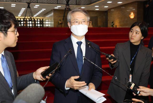 민형배 무소속 의원이 지난 23일 국회에서 본회의를 마친 뒤 민주당 복당 의사를 묻는 취재진의 질문에 답변하고 있다. 국회사진기자단