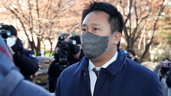 신현성 전 공동대표가 작년 12월 2일 구속영장 실질심사를 받기 위해 서울남부지법 법정을 향하고 있다.