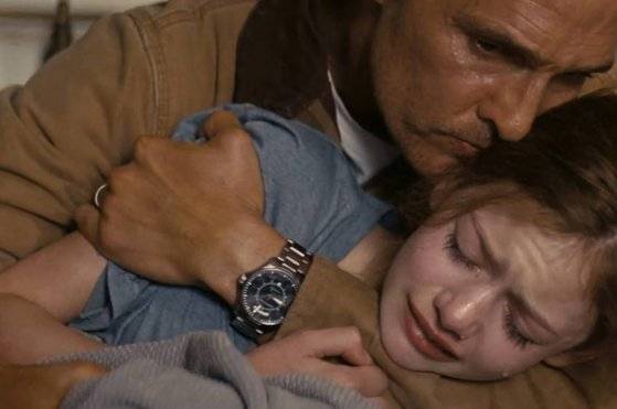 영화 인터스텔라에서 쿠퍼 역의 매튜 매커너히가 딸 머피(매켄지 포이)를 달래고 있다. 이 영화에선 해밀턴의 시계 2개가 등장하는데, 영화 흥행과 함께 이 시계들도 함께 유명해졌다. 매튜 매커너히의가 손목에 찬 시계는 그 중 하나인 '해밀턴 카키 파일럿 데이 데이트'다. 사진 워너브라더스