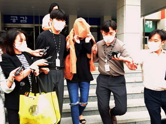 뉴질랜드 ‘가방 속 어린이 시신 사건’의 유력 용의자인 한국계 뉴질랜드 여성 A씨(가운데)가 지난해 9월 15일 울산중부경찰서에서 서울중앙지검으로 압송되고 있다. 뉴시스