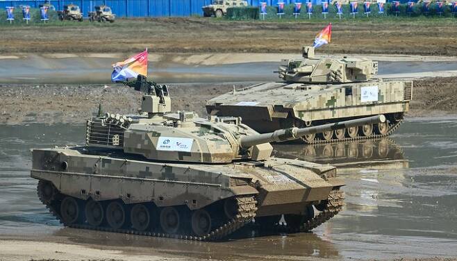 중국군 전차와 보병전투차가 지상 기동 시연을 펼치고 있다. 신화연합뉴스