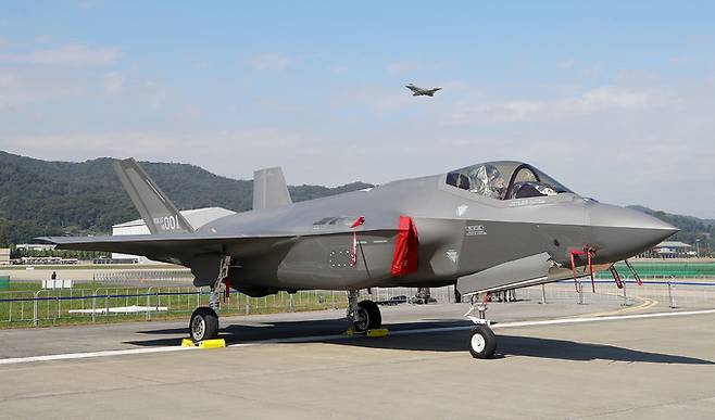 한국 공군 F-35A 스텔스기가 지상에 전시되어 있다. 세계일보 자료사진