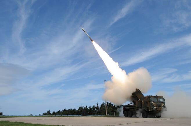 한국 육군 천무 다연장로켓이 로켓을 발사하고 있다. 세계일보 자료사진