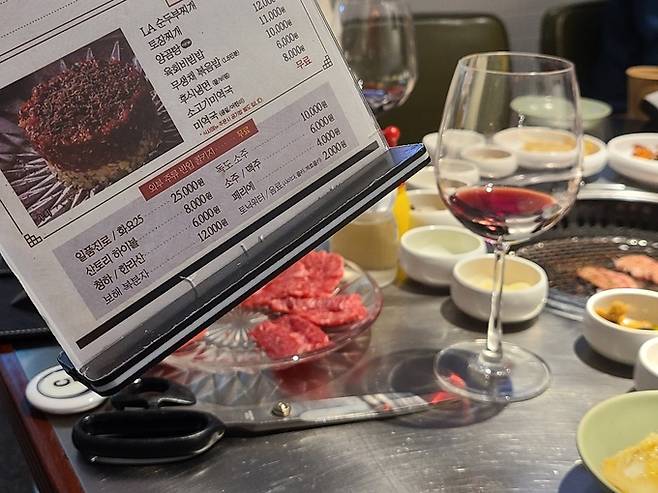 지난 23일 오후 서울 강남구 역삼동의 한 고깃집에서 제공 중인 콜키지 프리 서비스.