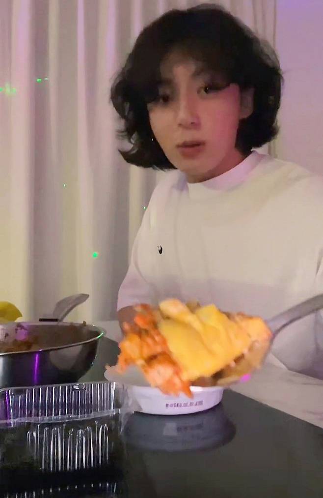 이쯤 되면 집밥 전정국 선생..방탄소년단 정국 '홈쿡 먹방'에 전 세계가 '꿀꺽'