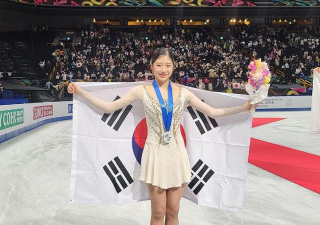 이해인이 24일 일본 사이타마현 슈퍼 아레나에서 열린 2023 국제빙상경기연맹(ISU) 피겨스케이팅 세계선수권대회 여자 싱글에서 은메달을 따내고 태극기를 펼쳐 들고 있다. 올댓스포츠 제공