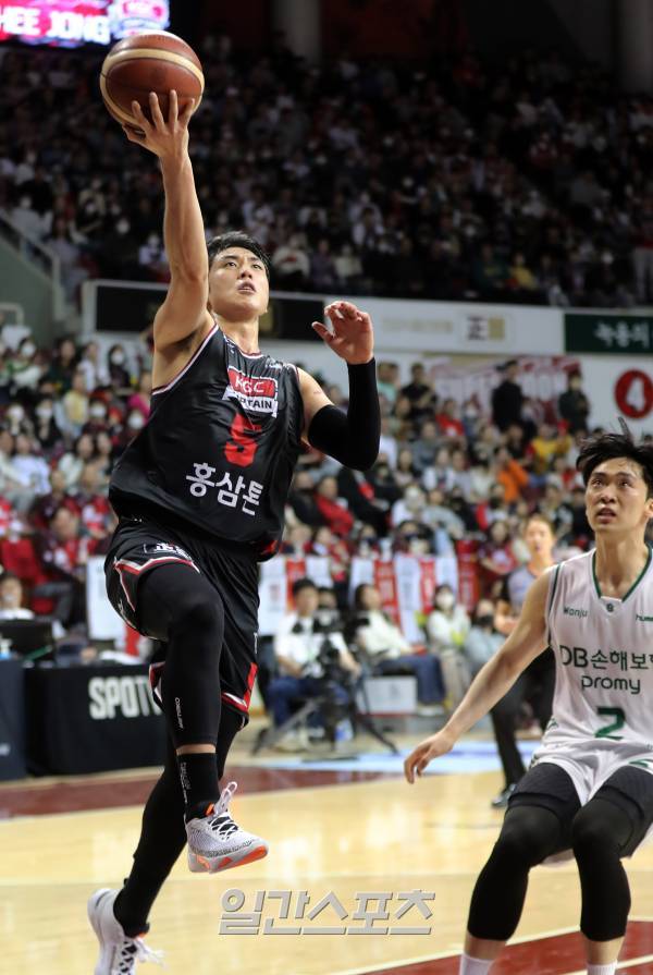 2022-2023 프로농구 안양KGC와 원주DB의 경기가 26일 오후 경기도 안양실내체육관에서 열렸다. 변준형이 단독드리블에 이어 여유있게 레이업 슛을 하고 있다. 안양=김민규 기자 mgkim1@edaily.co.kr /2023.03.26/