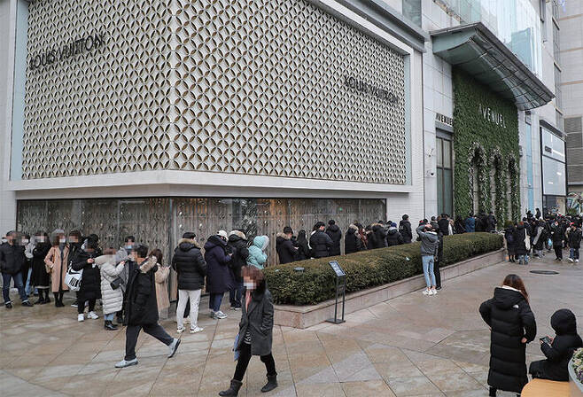 작년 1월 한 백화점 앞에서 개장을 기다리는 사람들(출처: 연합뉴스)