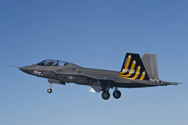 KF-21 시제4호기가 성능 점검을 위한 시험비행을 하고 있다. 방위사업청 제공