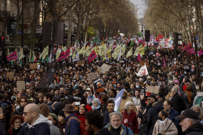 25일(현지시간) 시위대가 파리시내에서 연금개혁에 반대하는 시위를 벌이며 행진하고 있다. AP 연합뉴스