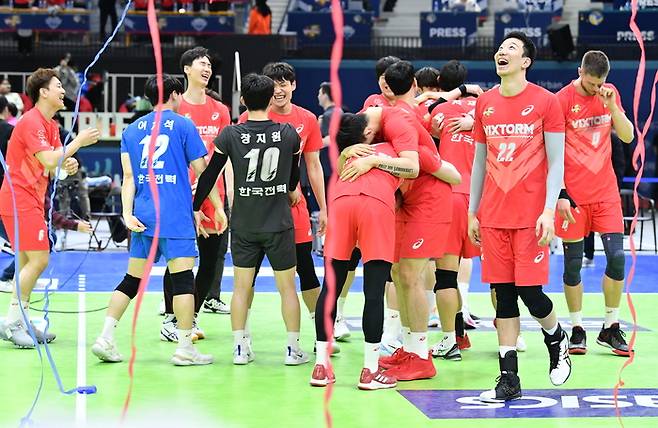 한국전력 선수들이 26일 수원체육관에서 열린 2022~2023 V리그 남자부 현대캐피탈과의 플레이오프 2차전에서 승리한 뒤 기뻐하고 있다. 한국배구연맹 제공