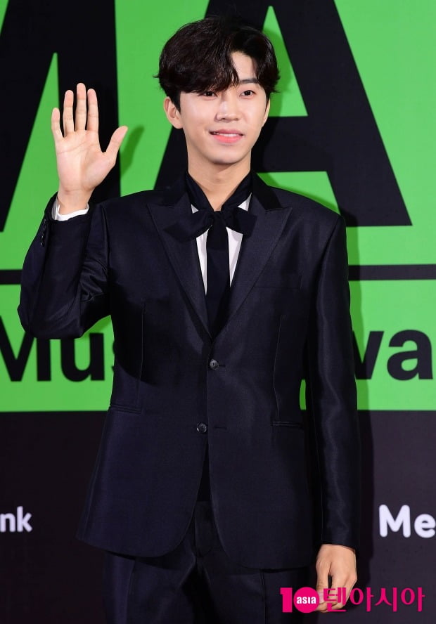 Lim Young-woong took first place in Trot singer who wants to watch drama together.From March 16th to March 22nd, the questionnaire was conducted on the theme of Trot singer who wants to watch drama together? Through the Top Ten homepage.Lim Young-woong came first in the vote. On March 1, Lim Young-woongs concert live-action movie Im Hero the Final Fantasy XVI was released.This film captures the excitement of Lim Young-woongs encore concert, IM HERO, which warmed up Goche SKYDOM in winter 2022.Lim Young-woong has a wide range of fandoms that can be said to cover teenagers to 90s.A delicate emotional line based on solid singing skills and a wide musical spectrum have played a decisive role in gaining popularity. The live-action film will also be released in four countries in Malaysia, Hong Kong, the United States and Thailand.Young-tak made his debut in 2007 with I Love You. He finished second in TV Chosuns Mr. Trot. He had hit songs such as Why Did You Get Out of There and Jin-yi.Young-tak will appear on SBSs Siding with Gong Chi-ri (072): The Matchmakers.Next came Jung Dong-won, who released the single Forever on February 19.Eternity is a standard ballad song with Jung Dong-wons soft voice and sweet tone. Jung Dong-won wrote his own thoughts about his fans.The lyrics contain Jung Dong-wons heart to repay the great love he has received from his fans since his debut.Currently, on the Top Ten website, What is the female singer who wants to go to the National Cherry Blossom Festival?, What male singer wants to go to the National Cherry Blossom Festival?, Trot singer who wants to go to National Cherry Blossom Festival? , Trot singer who wants to go to National Cherry Blossom Festival?The vote is going on.