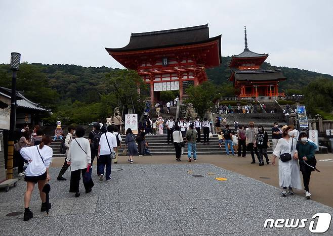 지난해 6월 일본 교토에 위치한 기요미즈데라 사원에 관광객들이 방문하는 모습이다. 2022.06.18. ⓒ 로이터=뉴스1 ⓒ News1 김성식 기자