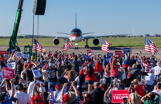 미국 텍사스주 와코의 공항에서 열린 도널드 트럼프 전 대통령의 연설을 듣기 위해 모인 지지자들이 트럼프 대통령을 태운 비행기가 도착하자 환호하고 있습니다. EPA 연합뉴스