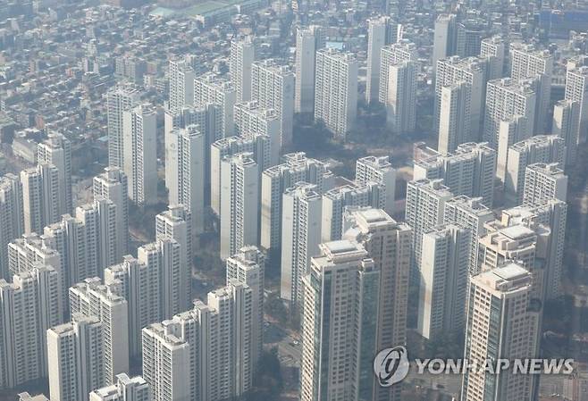 지난 24일 기준 서울 아파트값은 0.06% 하락하는 등 미국 SVB(실리콘밸리은행) 등 중소형 은행들의 파산과 대출 금리 인상 기조 등의 영향으로 주춤한 모습을 보였다. 사진은 서울 송파구 롯데월드타워 서울스카이에서 바라본 서울 시내 아파트 모습. 연합뉴스
