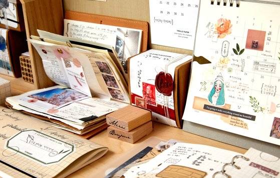 스탬프 아트를 통해 자신의 캐릭터나 다양한 아이콘을 스탬프로 만들어 다이어리에 일러스트나 문자 대신 찍어도 예쁘다. 다이어리 꾸미기에 빠질 수 없는 아이템.