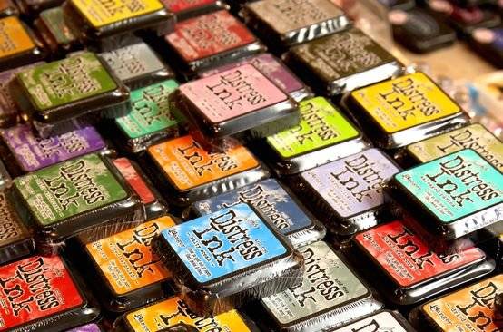 스탬핑할 때 빈티지 느낌이 물씬 풍기도록 개발된 독특한 잉크패드. 이밖에도 다양한 스탬프 잉크를 볼 수 있다.