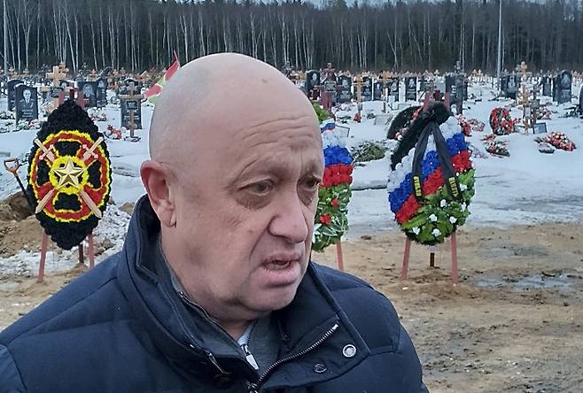 와그너 그룹의 수장 예브게니 프리고진이 지난해 12월24일 전사자의 장례식에 참석하고 있다. AP연합뉴스