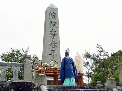 임란때 끌려갔던 조선 도공 이삼평은 일본 도자기 아리타야끼의 시조로서 매년 ‘도자기의 신’으로 기려진다.