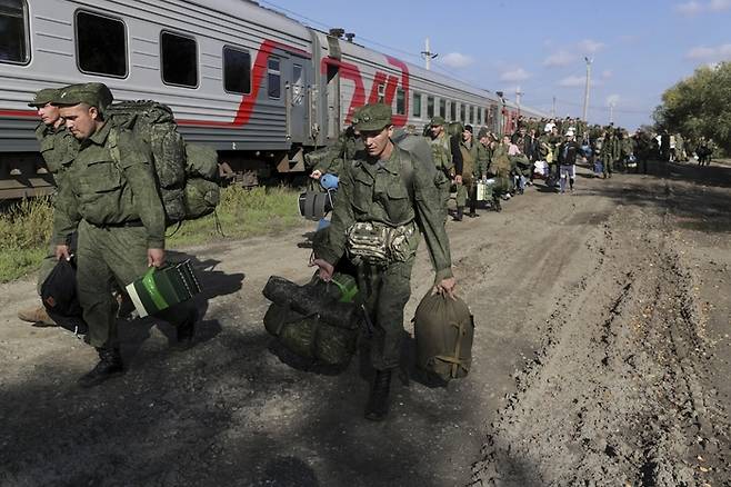 우크라이나로 향하는 러시아 군인들의 모습. [AP 연합]